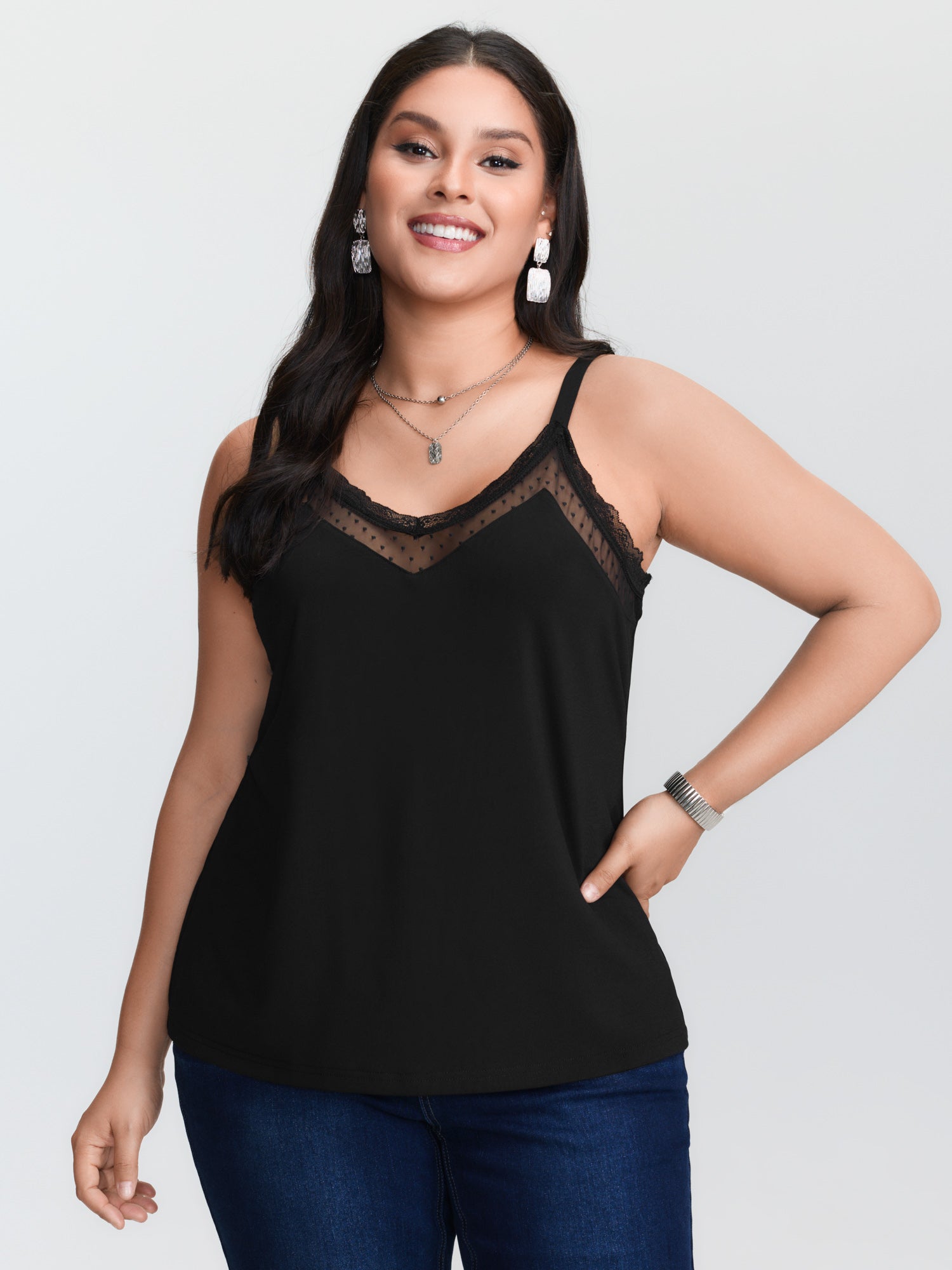 Suspender Tank Top - プラスサイズ対応の黒いニットキャミソール。コントラストカラーのメッシュ素材を使用したVネックデザインで、細いスパゲッティストラップが付いています。通常丈。